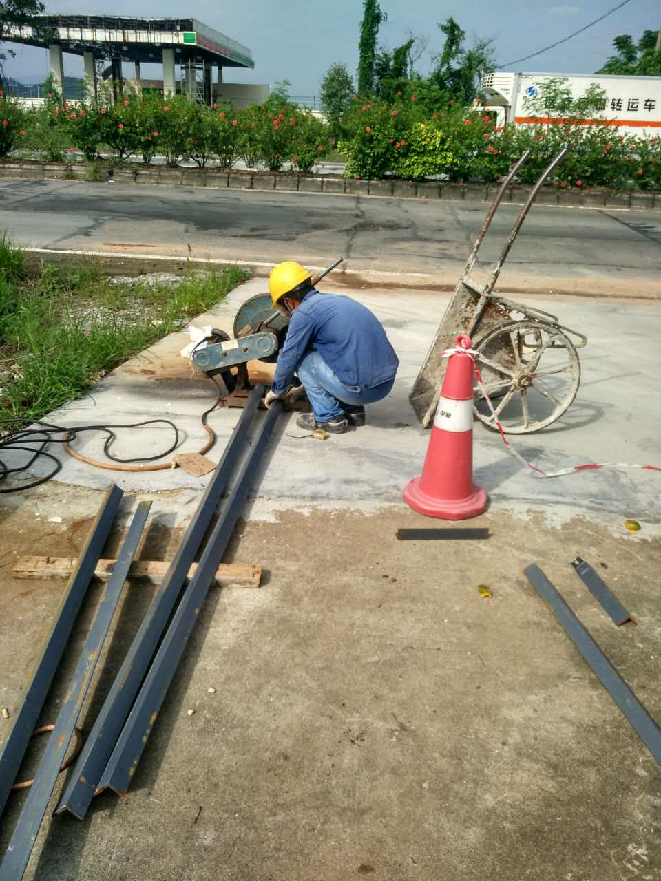 中油BP斗山二号油站更换油棚屋面瓦工程