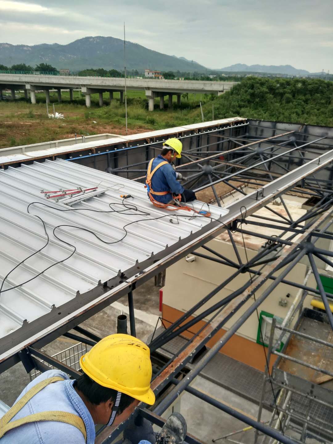 中油BP斗山二号油站更换油棚屋面瓦工程