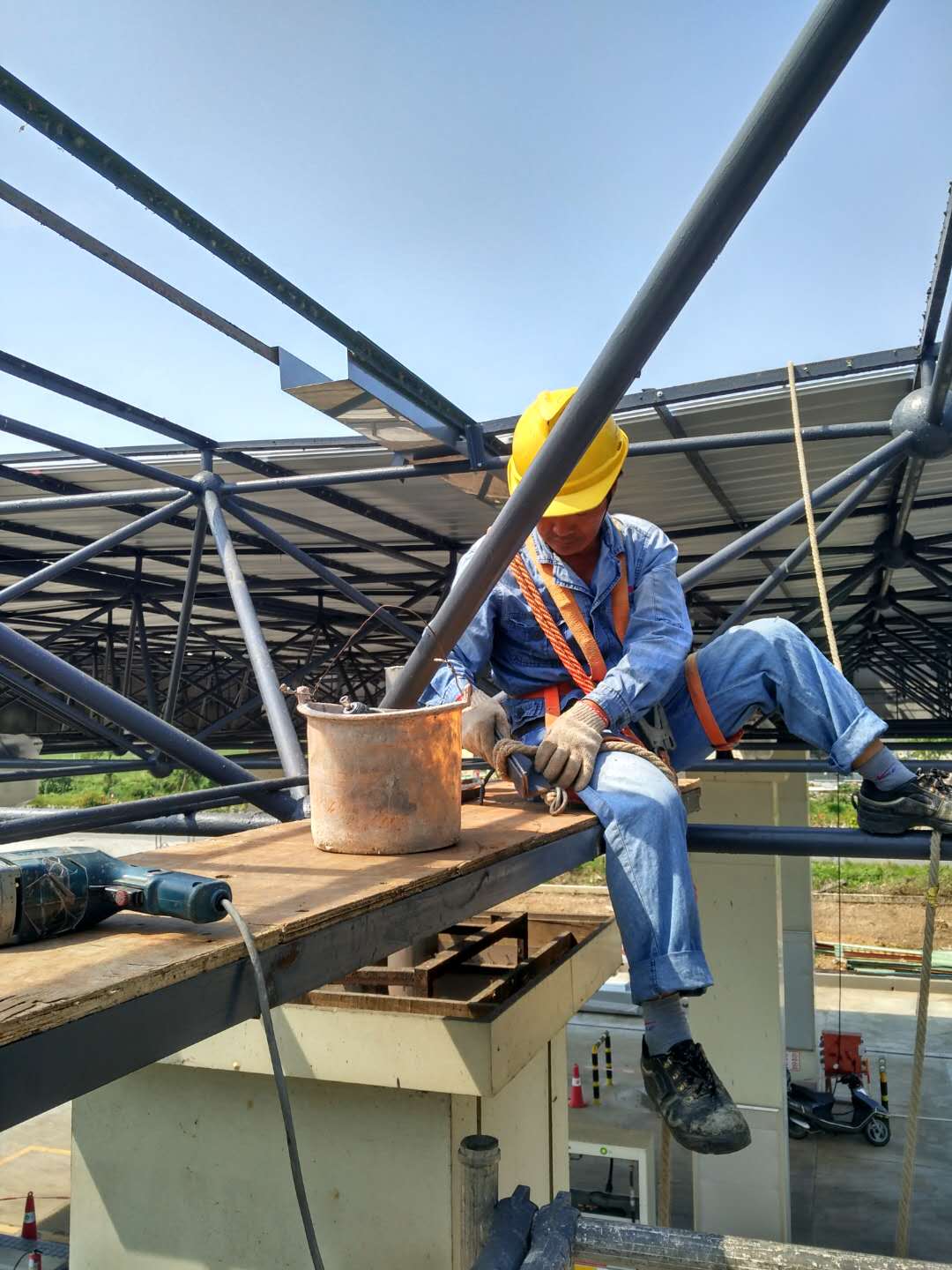 中油BP斗山二号油站更换油棚屋面瓦工程