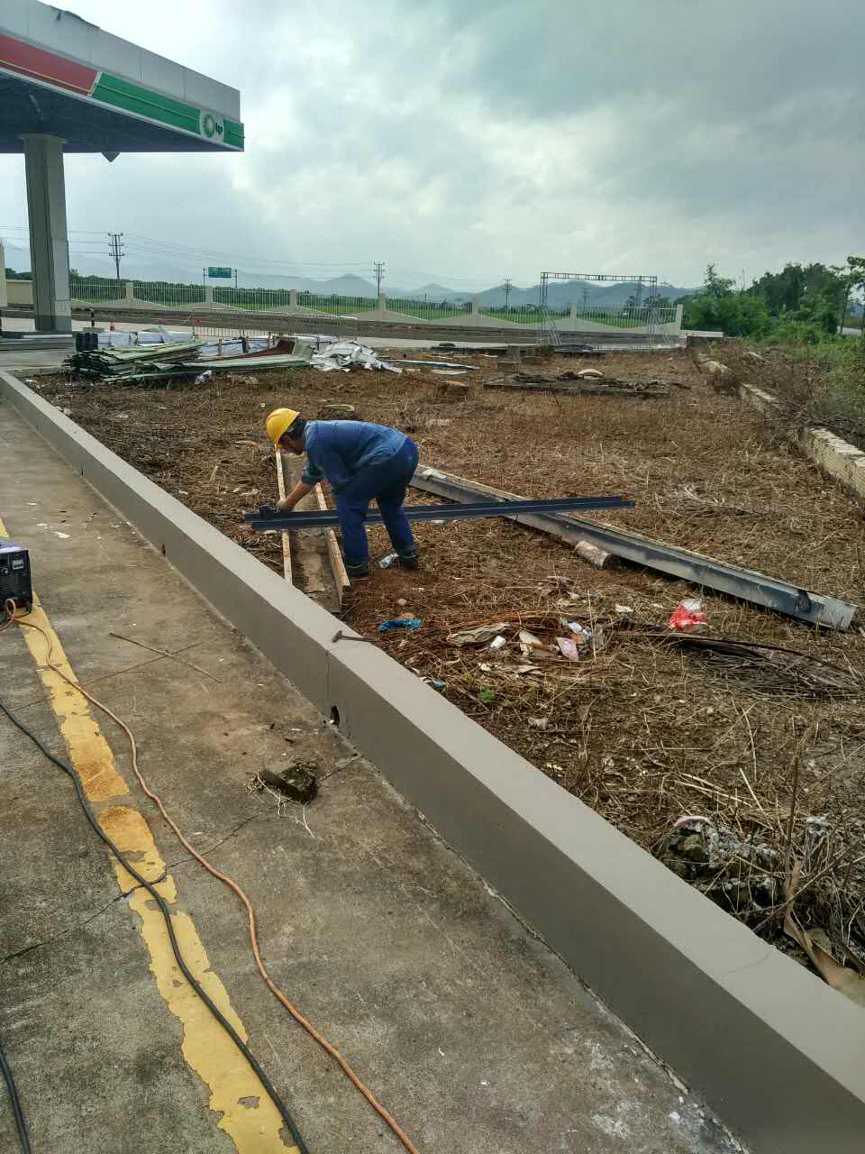 中油BP斗山二号油站更换油棚屋面瓦工程