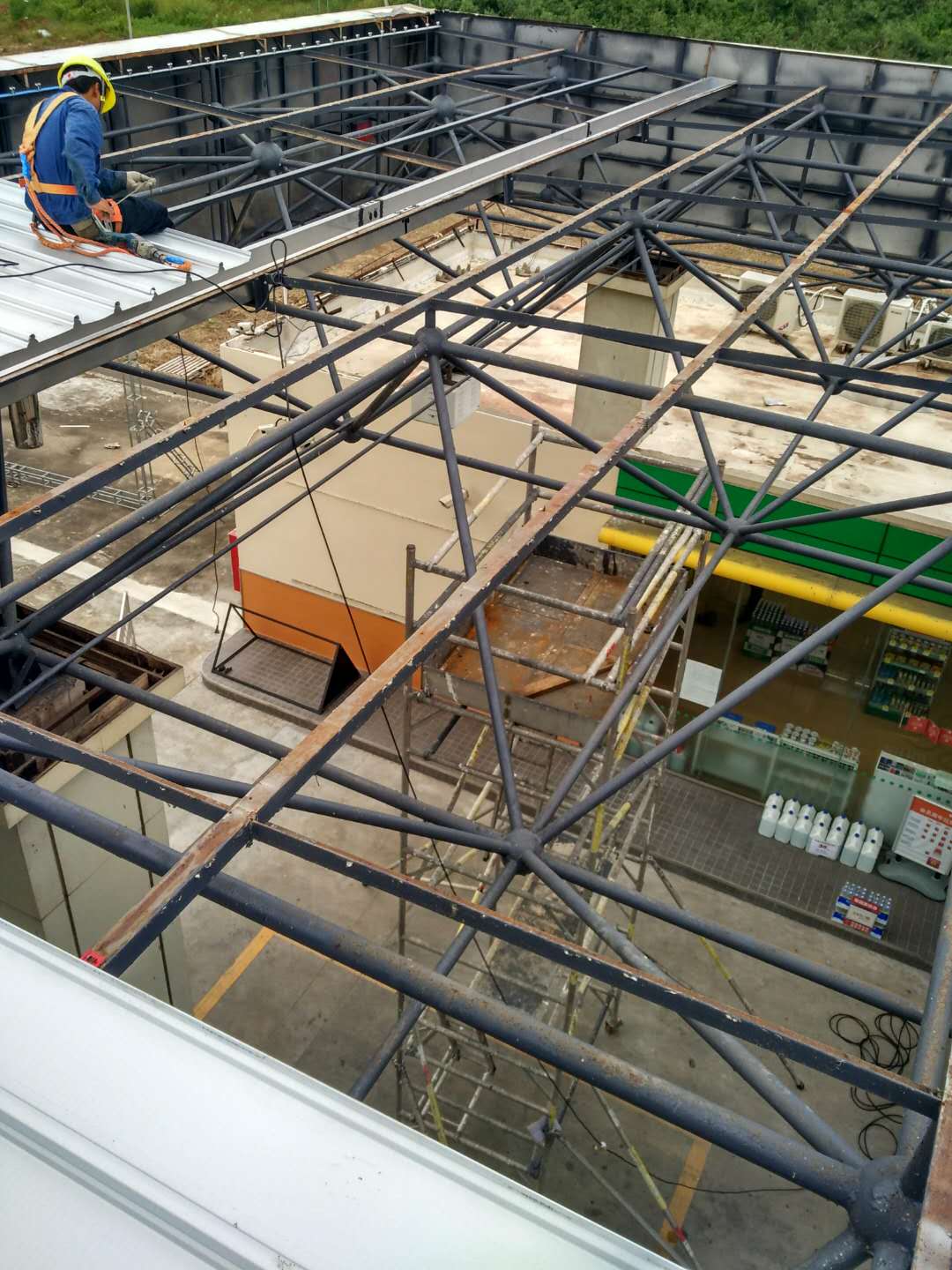 中油BP斗山二号油站更换油棚屋面瓦工程